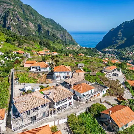 Basalt Dwelling I By Homie * São Vicente